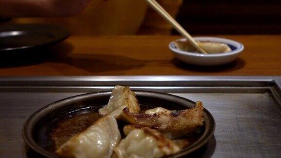 日式餐厅里煎饺蘸酱油的慢动作