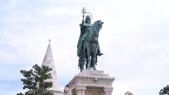 手持低角度视角:布达佩斯国王圣斯蒂芬雕像