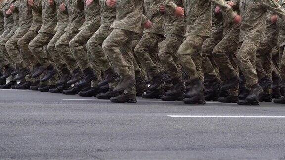 阅兵式上的军队行进像素制服士兵的腿战争的背景靴子部队和步兵士兵们军队游行后卫的球队大家快走