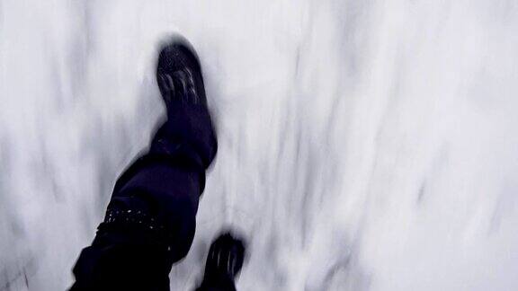 在白雪覆盖的山上徒步旅行