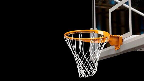 美丽的篮球打篮篮网慢镜头特写球飞旋转到篮球圈黑色背景和绿色屏幕运动概念3d动画AlphaMatte4kUHD3840x2160