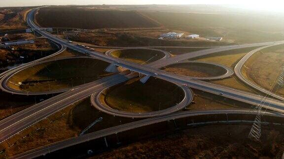 航拍鸟瞰图汽车和卡车的高速公路和天桥