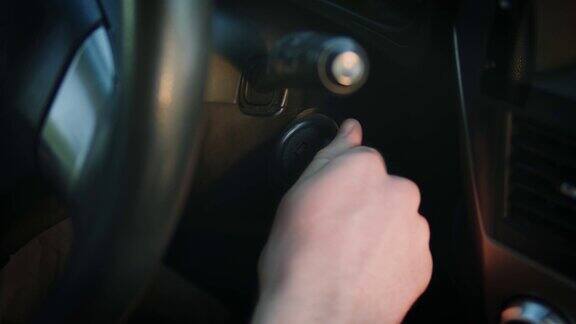 司机将车钥匙插入点火锁并用手转动