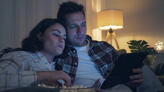 浪漫的情侣喜欢在家看电影