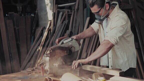 木匠正在用锯子锯木头
