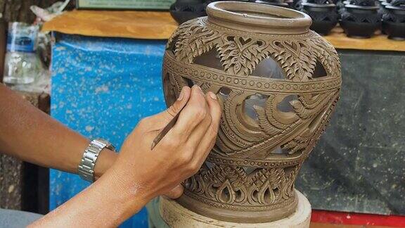 在陶工上雕刻陶罐