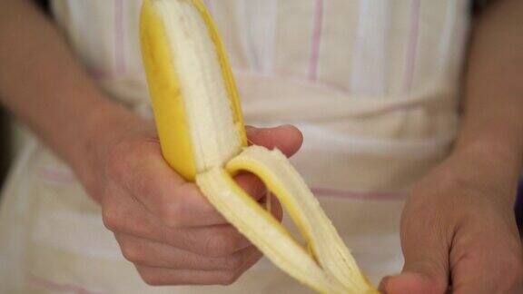 在家厨房剥香蕉