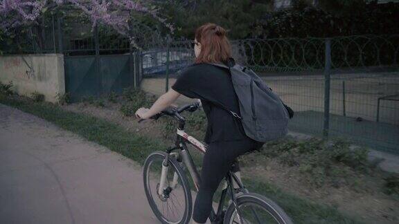 4k:骑自行车的年轻女子