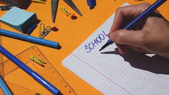 学生手画学校在家里的文字在纸记事本上回到学校学习用品