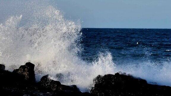 慢镜头巨浪冲击着冰岛的岩石海岸
