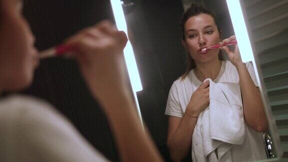 一个年轻的女人在睡觉前刷牙