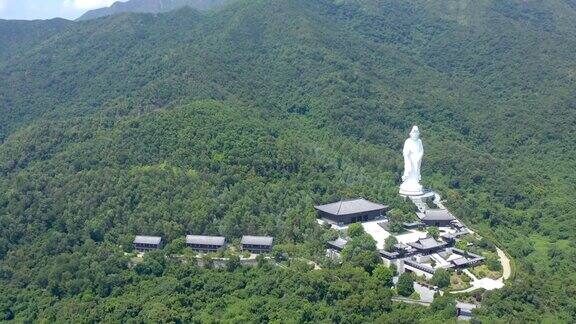香港大埔白天鸟瞰山上巨大的观音雕像