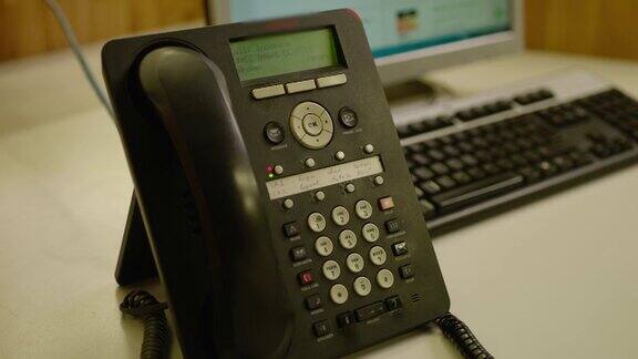 近距离女人的手按下了黑色座机的按钮并接听呼叫中心接线员拿起电话回答问题办公室的房间客户支持中心