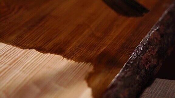 手工画的木桌男人是移动刷子表面