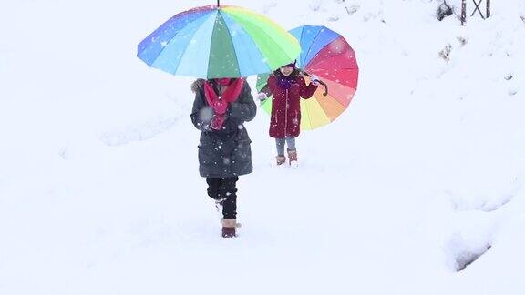 小女孩们在雪中奔跑