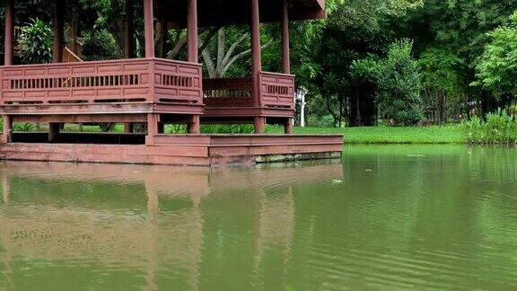 传统泰式凉亭在水边花园公园池塘旁的泰国凉亭