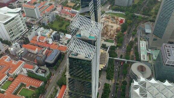 白天拍摄新加坡市中心著名建筑屋顶交通街道空中全景4k