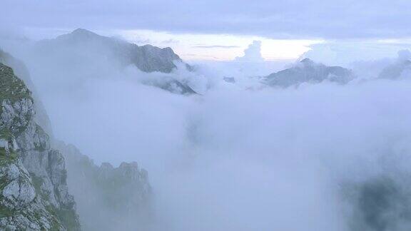 云雾缭绕的山顶鸟瞰图