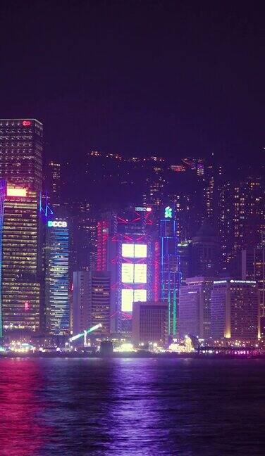 (垂直)香港中区夜间在海旁的时间