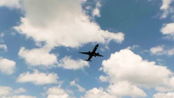 喷气式飞机迎着蓝天白云飞行