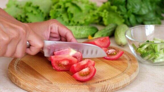 女人手切番茄自制食物美味的有机食品配料健康的饮食营养