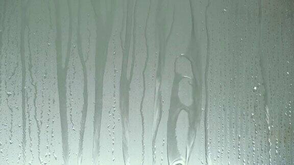 淋浴玻璃上的水滴