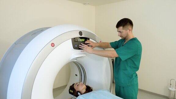 计算机断层扫描或磁共振成像的程序年轻漂亮的女病人正在体检CT或MRI扫描4k
