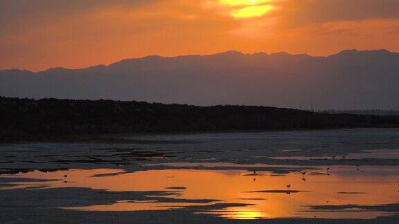 贺兰山在日落时映衬着湖面