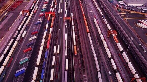 空中拍摄的卡车和火车在多式联运铁路堆场