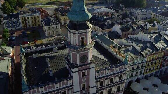 Zamość市场广场的特写从无人机上可以看到市政厅和历史建筑
