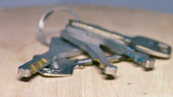 家里的钥匙放在木地板上