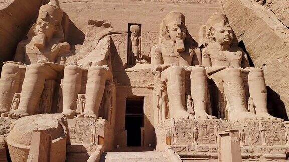 埃及阿斯旺:拉姆西斯二世法老的阿布辛贝神庙位于埃及南部努比亚纳赛尔湖附近