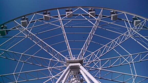 在公园里一个巨大的摩天轮正在慢慢地旋转高空查看轮