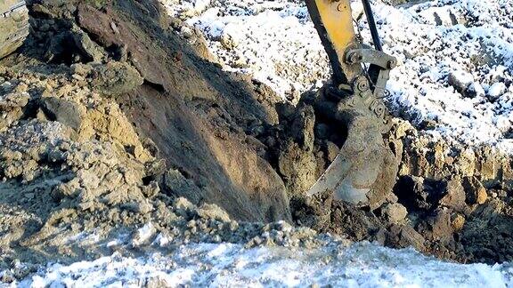 wnt建设抓拍到的铲斗挖掘机正在抬高地面建筑