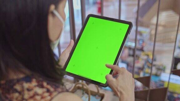 女人在购物中心使用数码平板电脑色度键