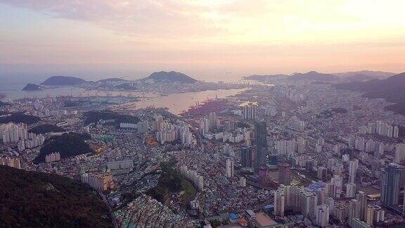 鸟瞰图日落在釜山城市城市景观韩国