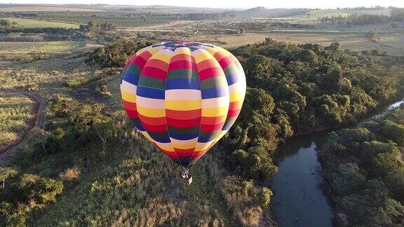 彩色的热气球飞过乡村和河流伟大的景观