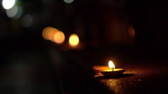 泰国腊通节晚上点燃蜡烛向河神致敬