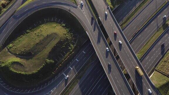 黎明时分巴西圣保罗坎皮纳斯的高速公路十字路口