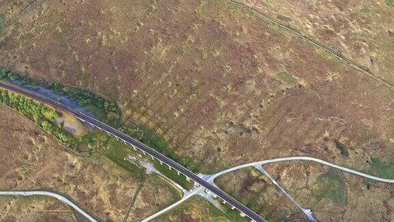 无人机拍摄的英国约克郡谷国家公园标志性的铁路桥里普尔海德高架桥