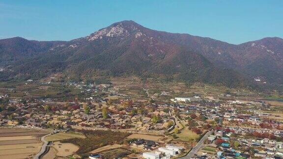 鸟瞰图拿根凤城村在秋天在韩国