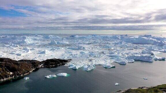 格陵兰岛的冰川和冰山鸟瞰图气候变化和全球变暖
