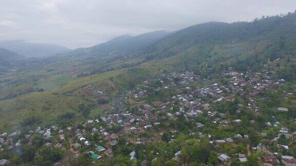 鸟瞰移民难民居住的农村村舍农村地区在泰国Tak的城市小镇靠近自然森林的地方社区房屋疏散
