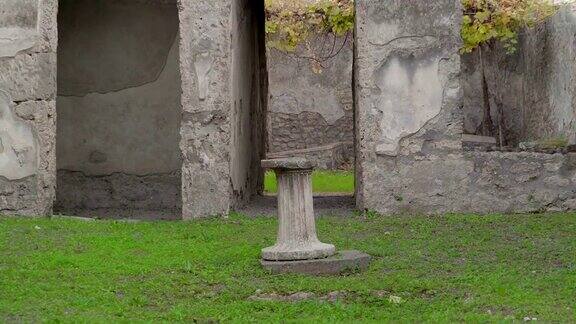 意大利庞贝古城废墟中间的一个小水泥椅