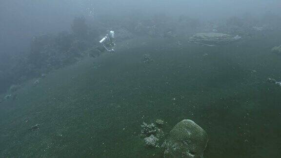 水肺潜水员游过水下火山景观印度尼西亚