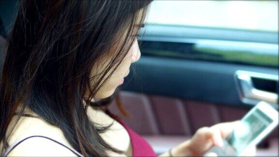 年轻女子在车里发短信按摩