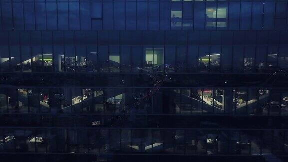鸟瞰图办公室窗户的摩天大楼晚上