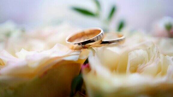 结婚戒指上的花-滑块移动