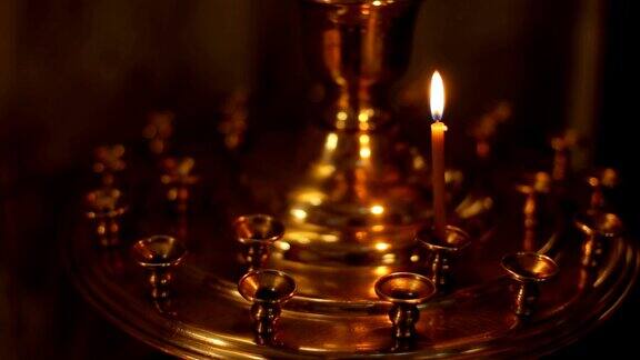 东正教教堂里燃烧着一支蜡烛