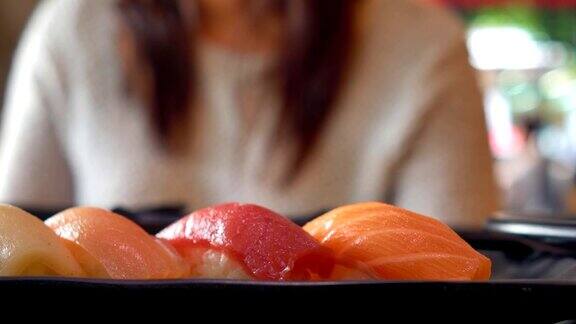 日本女子吃寿司